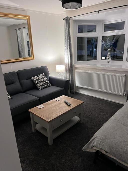 Semi-Detached Chalet - Uddingston, Glasgow エクステリア 写真