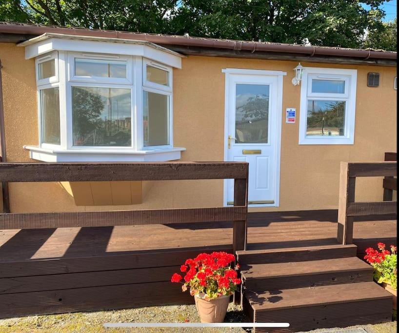 Semi-Detached Chalet - Uddingston, Glasgow エクステリア 写真