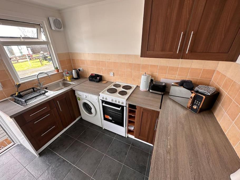 Semi-Detached Chalet - Uddingston, Glasgow エクステリア 写真